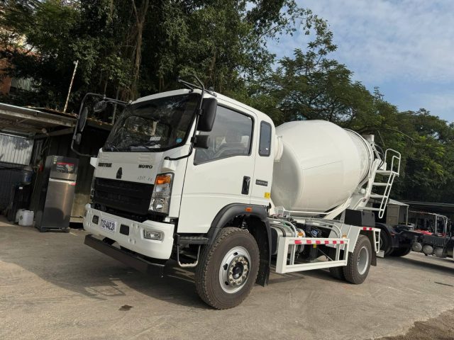 Xe trộn bê tông HOWO 6 khối DuyHowo - xe tron be tong howo 6 khoi goc truoc